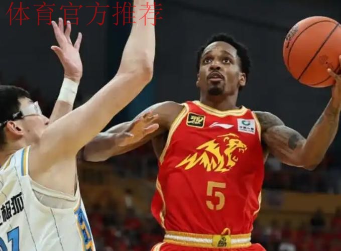 布朗抢断强起飞身上空篮不中，广厦仍落后14分